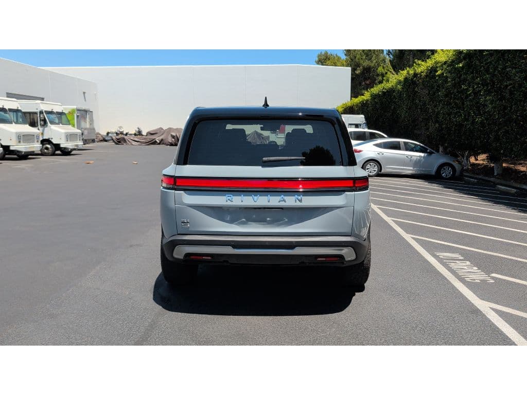 2025 Rivian R1S view 4