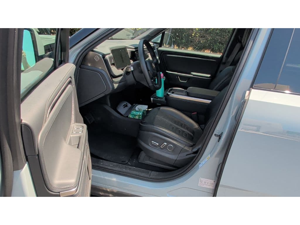 2025 Rivian R1S view 5