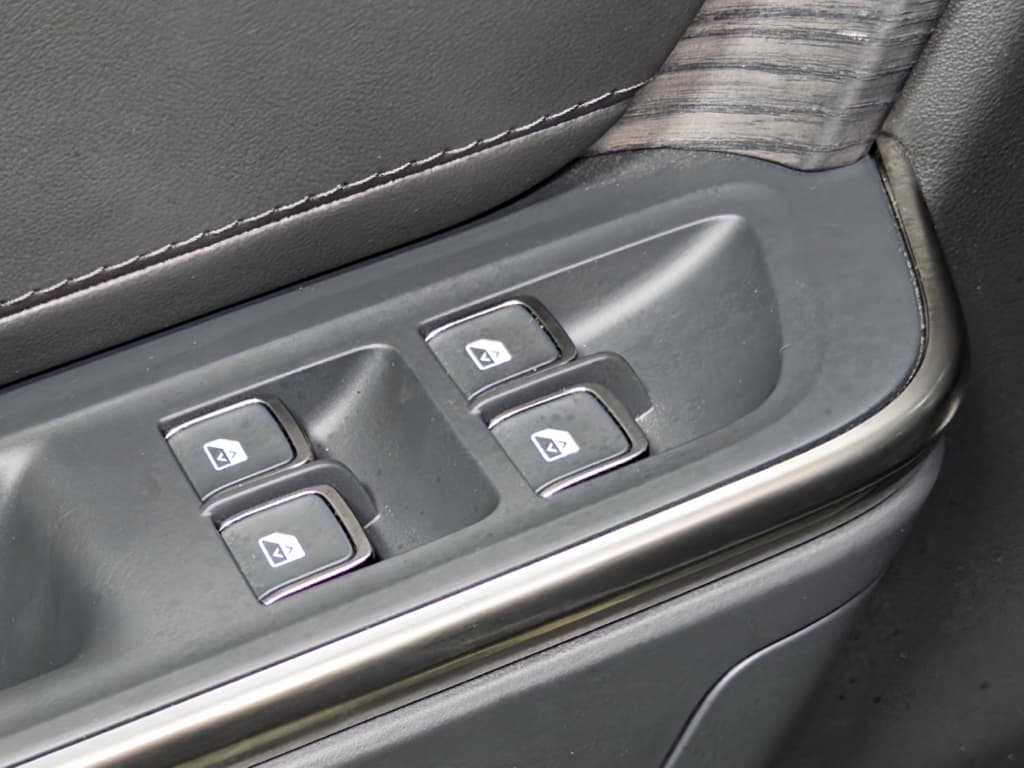 2025 Rivian R1S view 7
