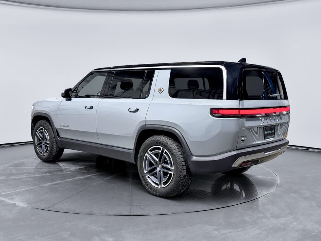 2025 Rivian R1S view 2