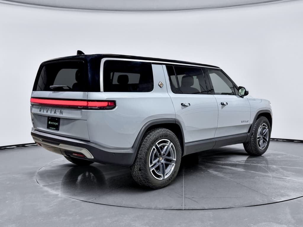 2025 Rivian R1S view 3