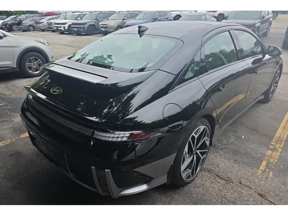 2023 Hyundai IONIQ 6 view 3