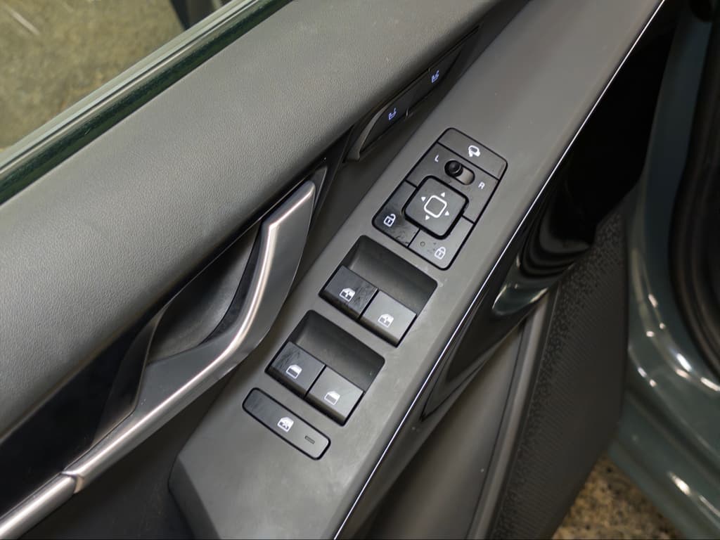 2023 Kia Niro EV view 7