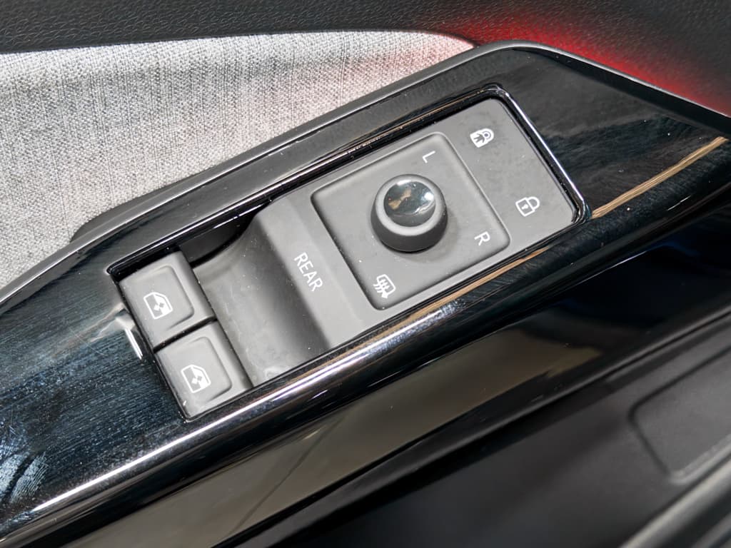 2023 Volkswagen ID.4 view 7
