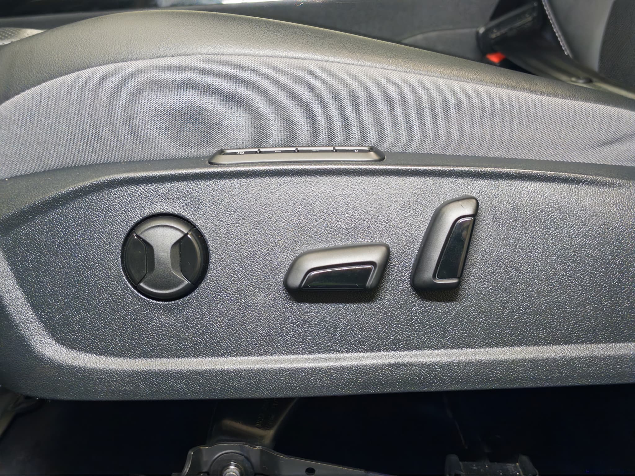 2023 Volkswagen ID.4 view 7