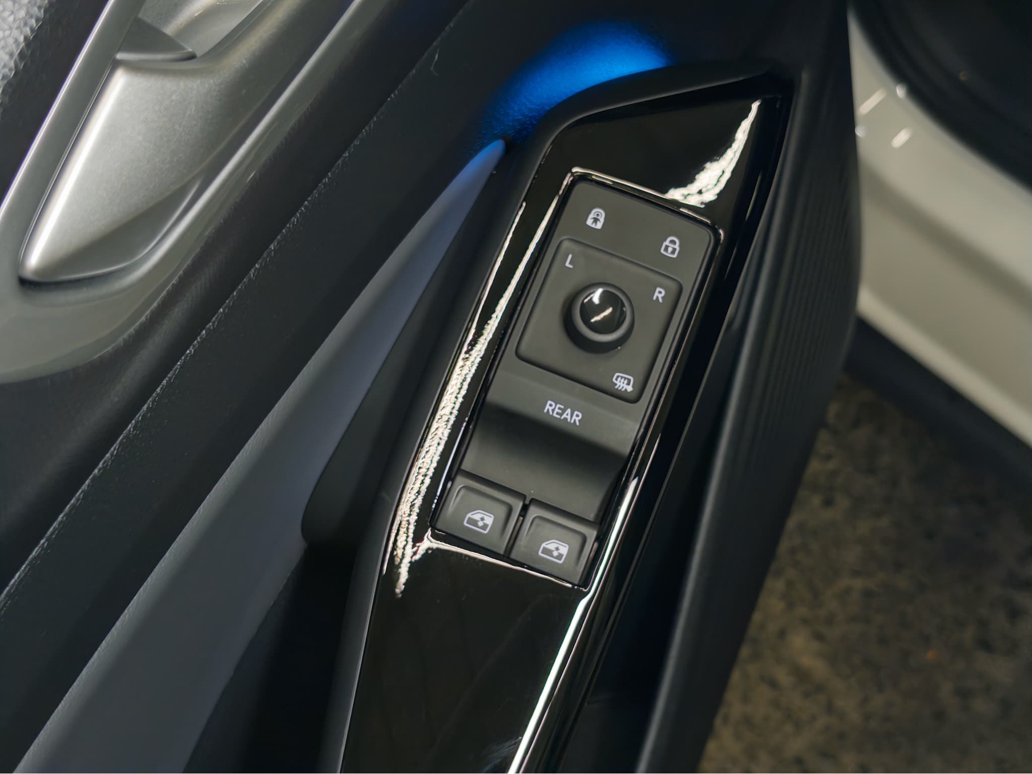 2023 Volkswagen ID.4 view 6