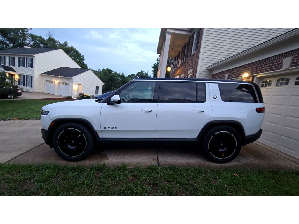 2025 Rivian R1S view 2
