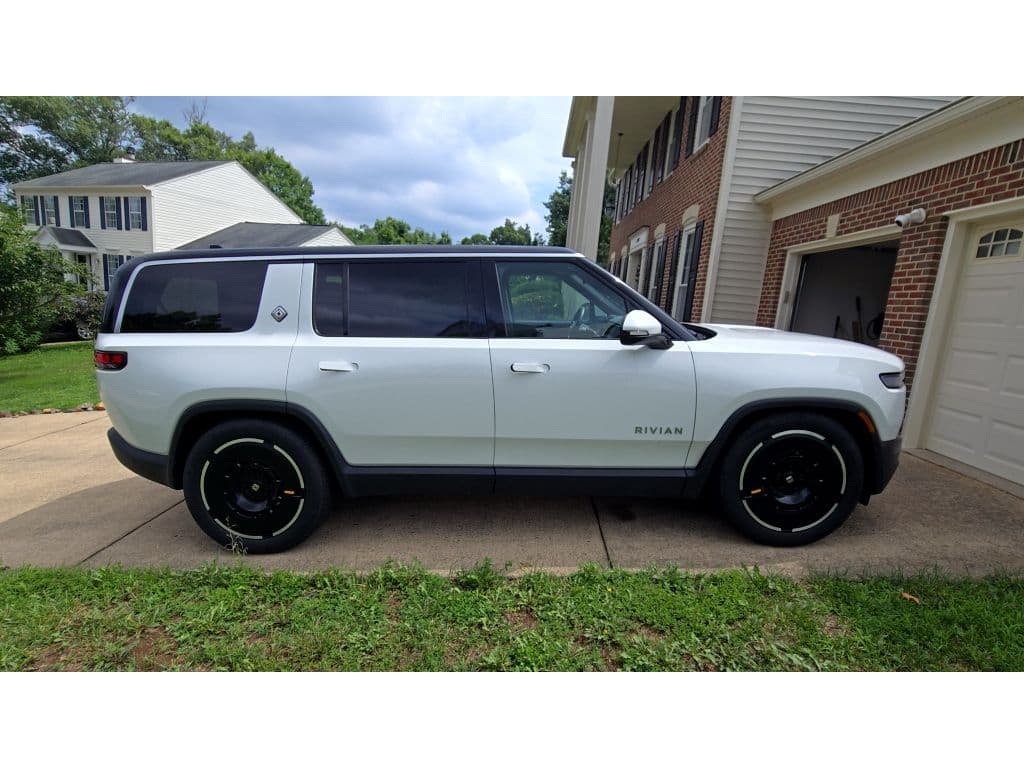 2025 Rivian R1S view 3
