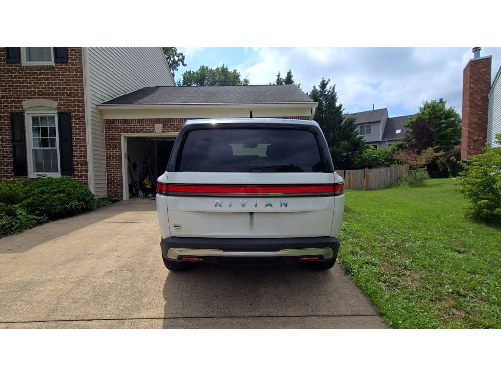 2025 Rivian R1S view 4
