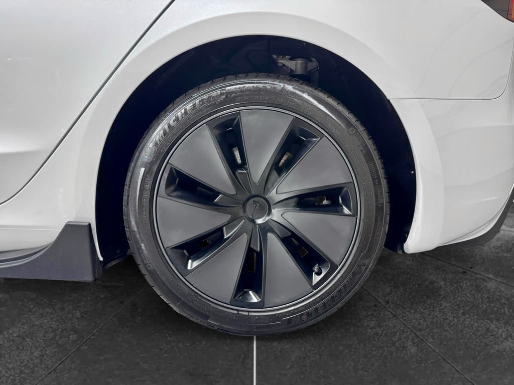 2025 Tesla Model 3 view 31