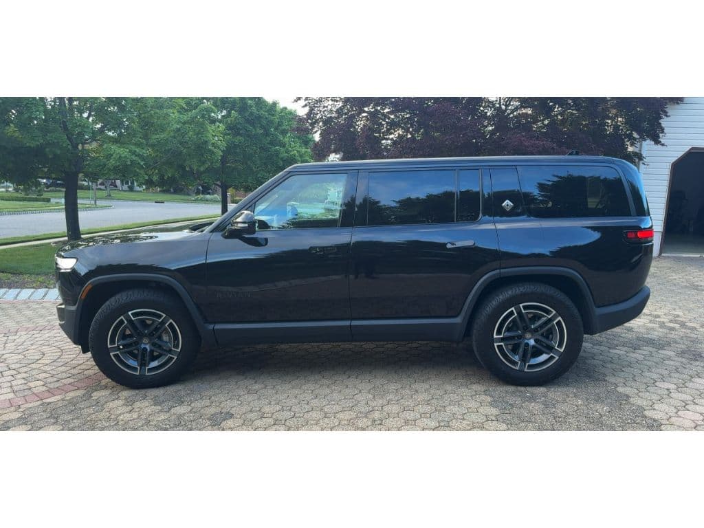 2025 Rivian R1S view 2
