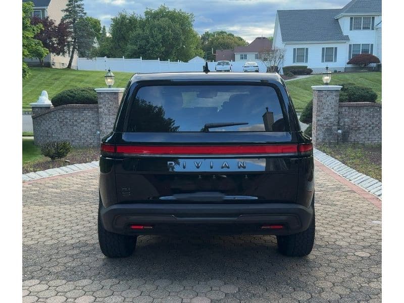 2025 Rivian R1S view 4