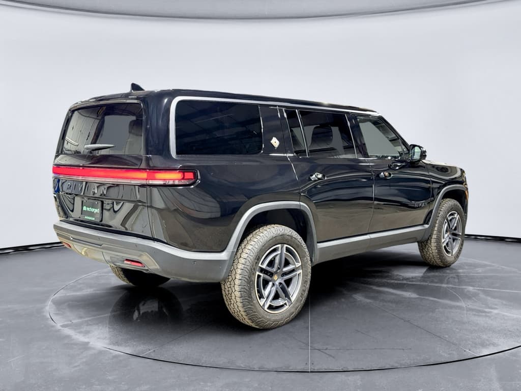 2025 Rivian R1S view 3