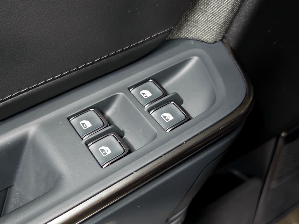2025 Rivian R1S view 6