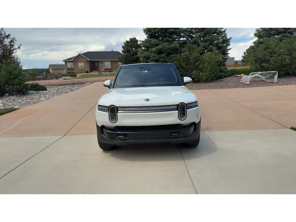 2025 Rivian R1S view 2