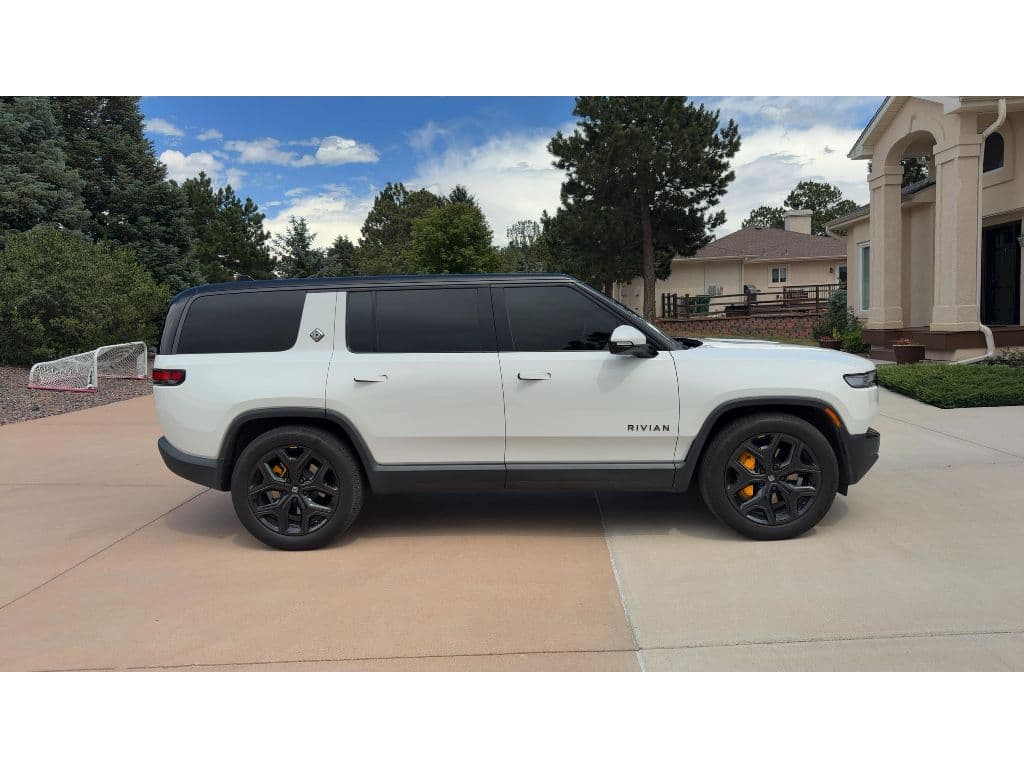 2025 Rivian R1S view 3
