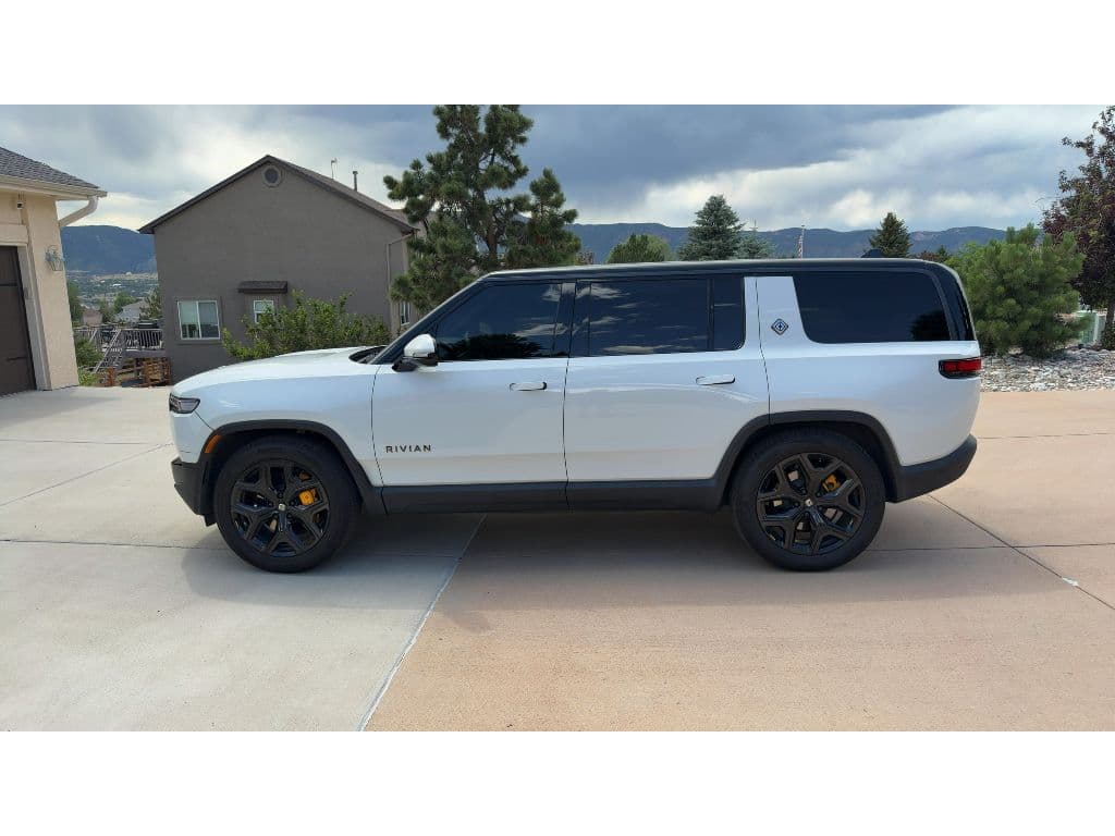 2025 Rivian R1S view 4