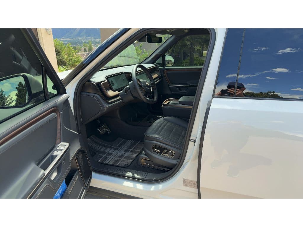 2025 Rivian R1S view 5