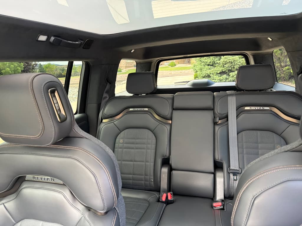 2025 Rivian R1S view 6