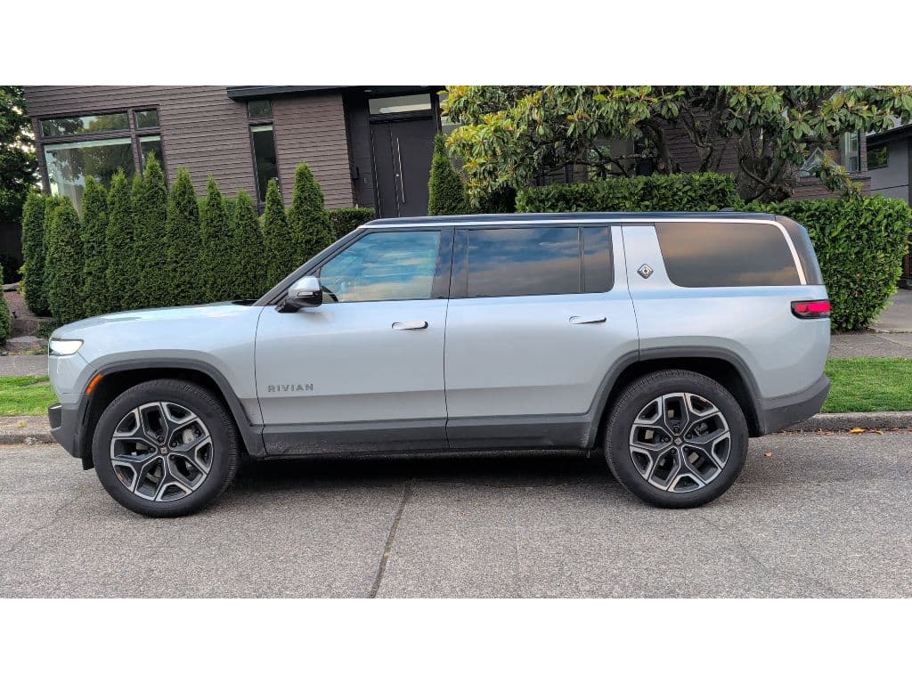 2025 Rivian R1S view 2