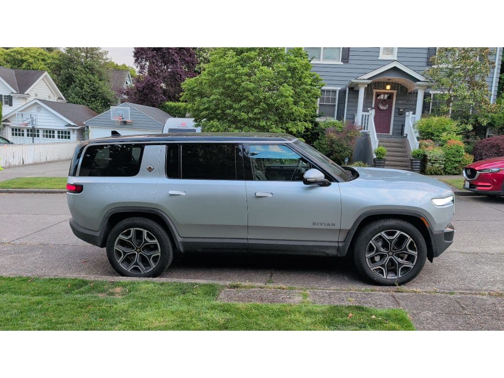 2025 Rivian R1S view 3