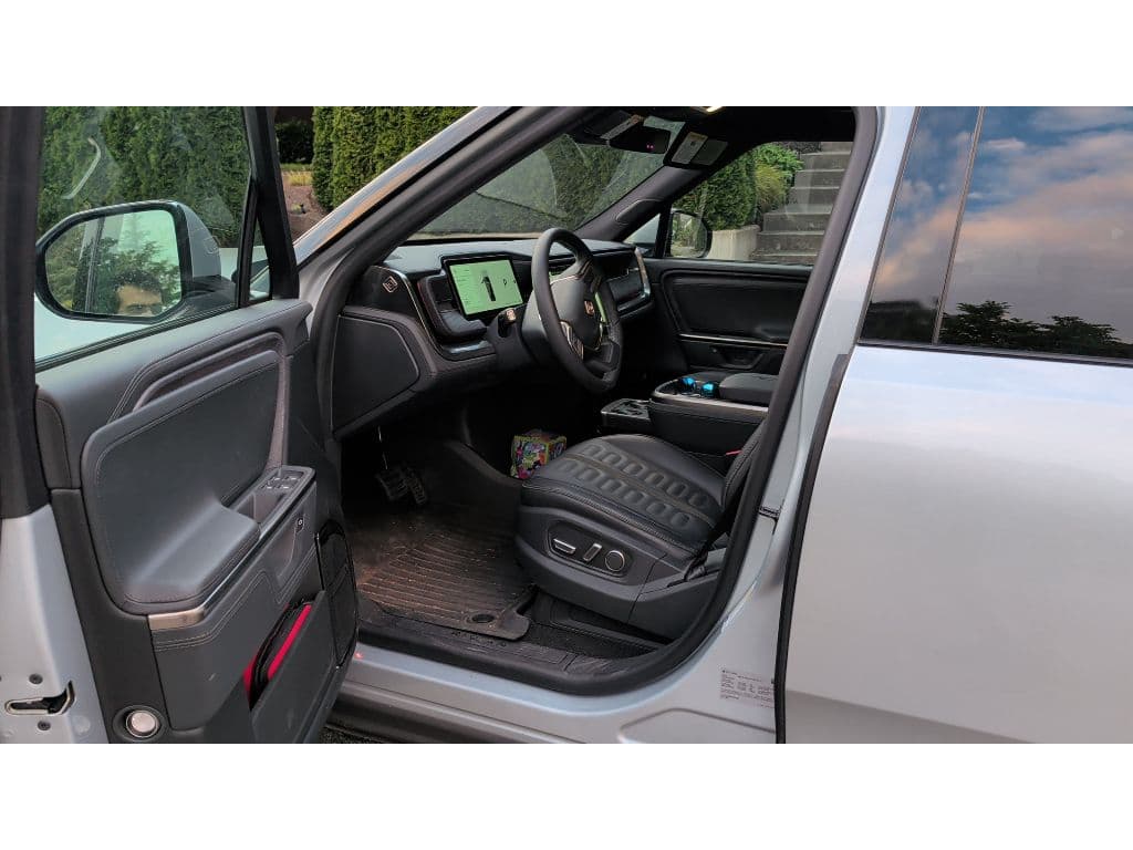 2025 Rivian R1S view 5