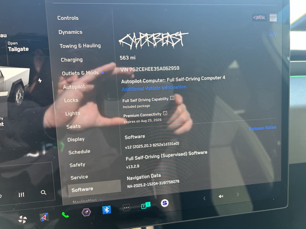 2025 Tesla Cybertruck view 3