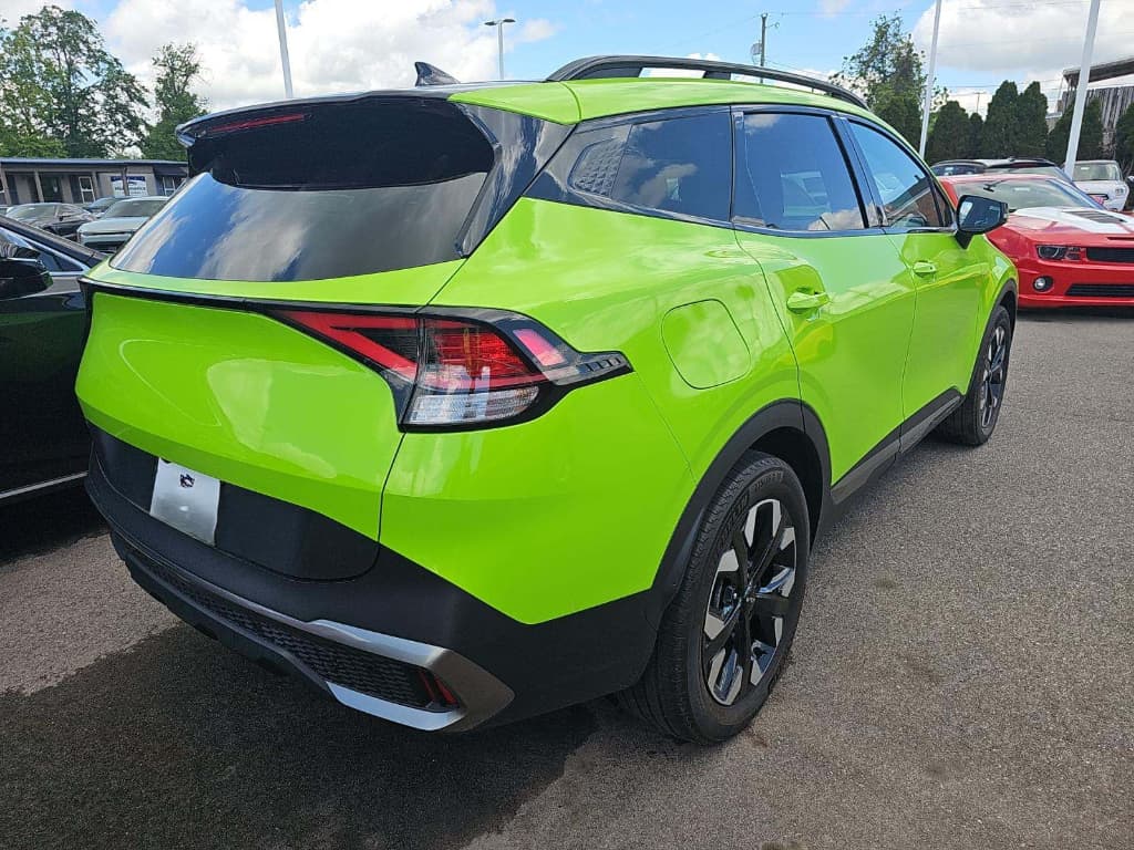 2023 Kia Sportage PHEV view 3