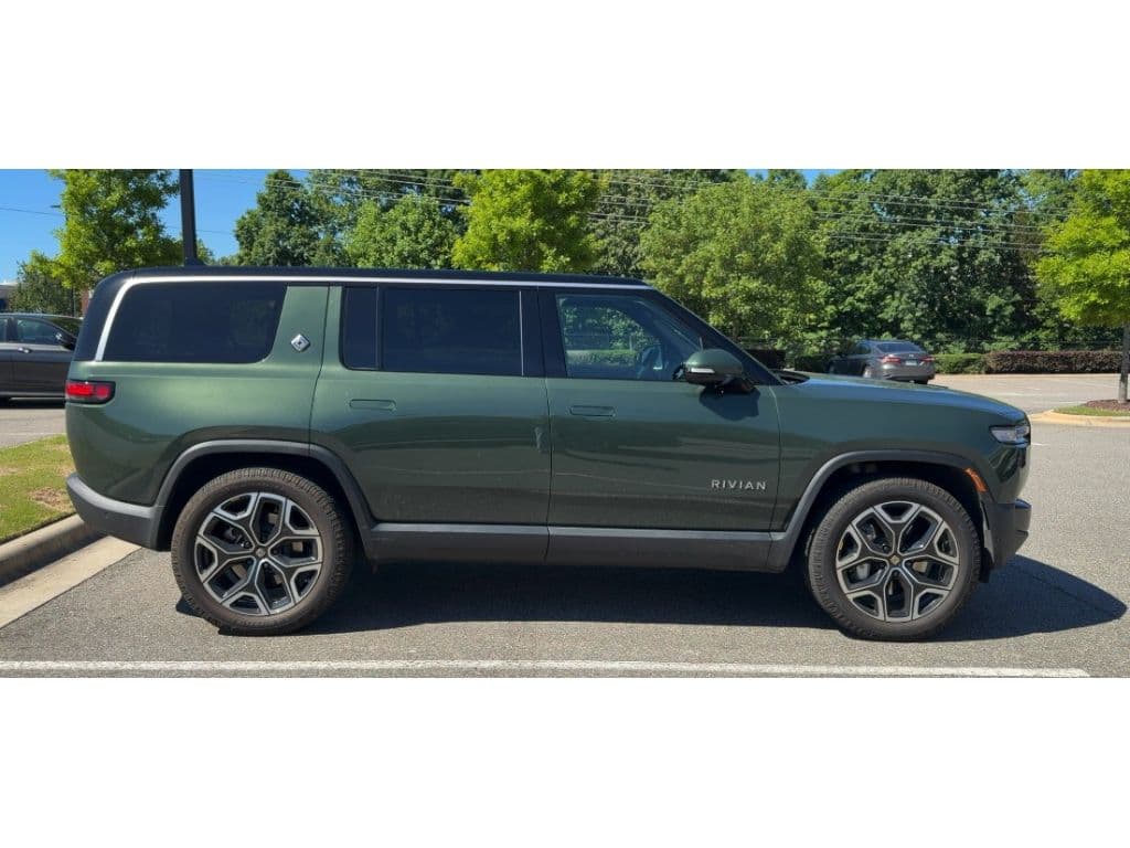 2025 Rivian R1S view 3