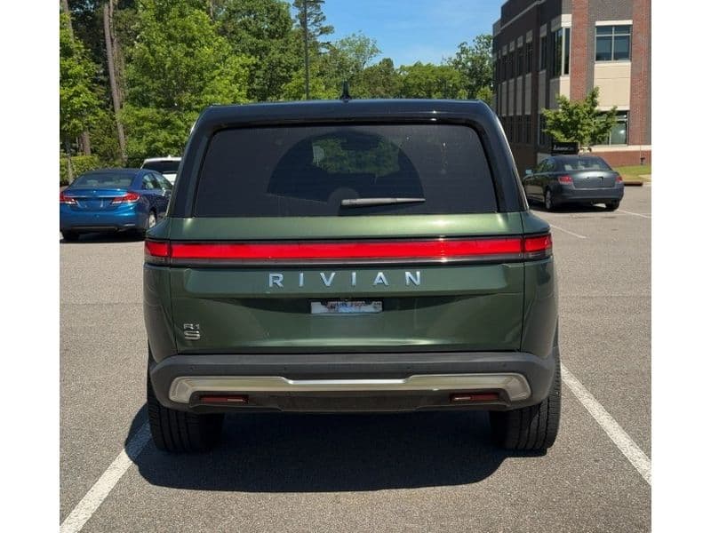 2025 Rivian R1S view 4
