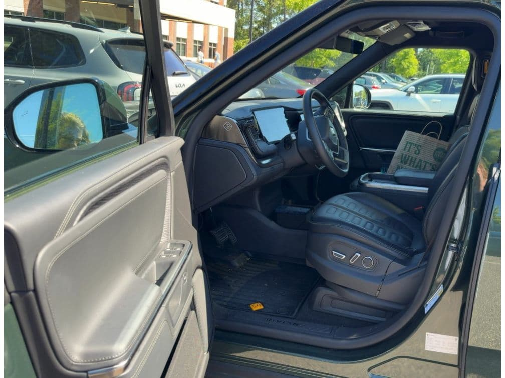 2025 Rivian R1S view 5
