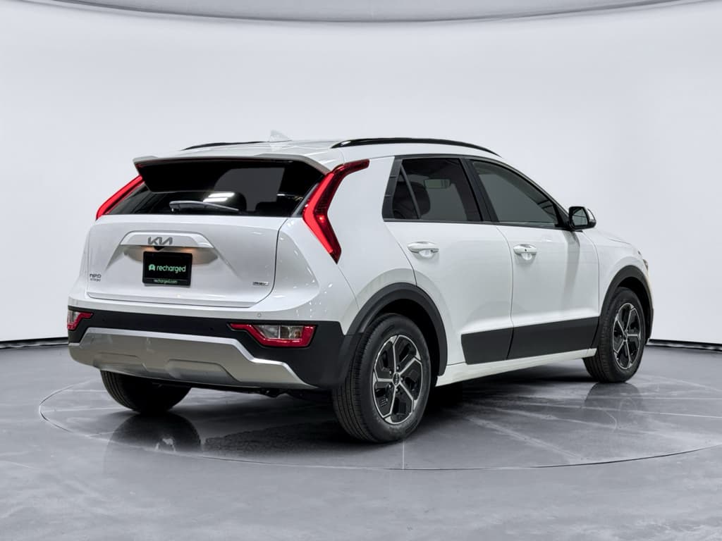 2023 Kia Niro PHEV view 3
