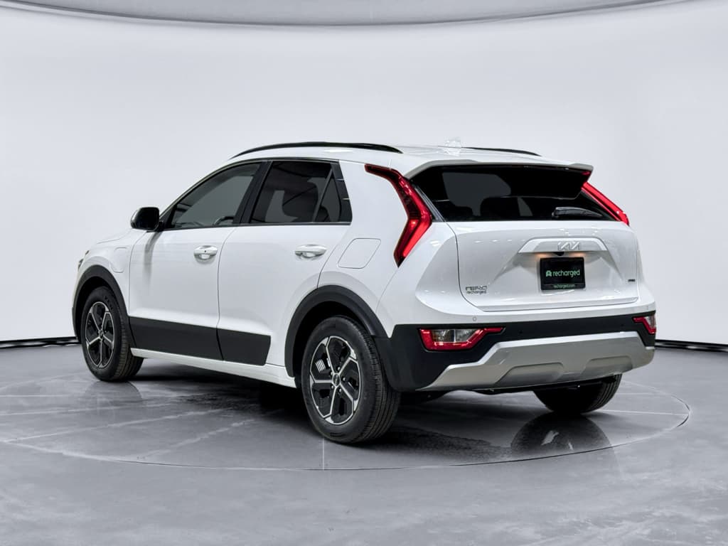 2023 Kia Niro PHEV view 2
