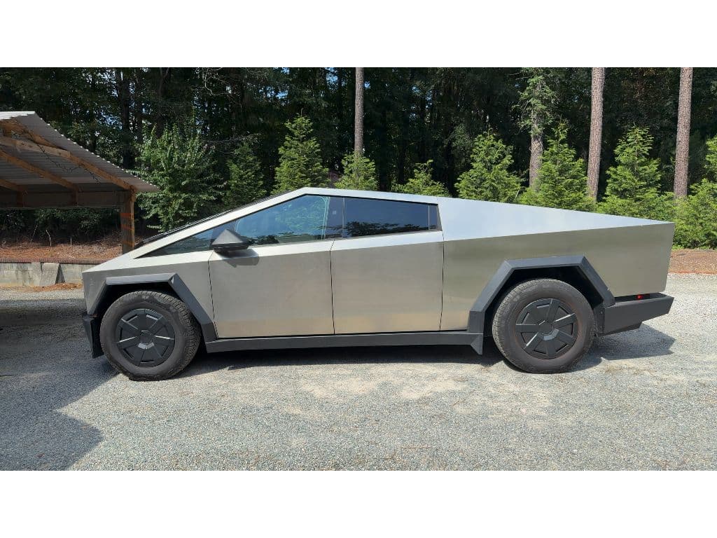 2025 Tesla Cybertruck view 3