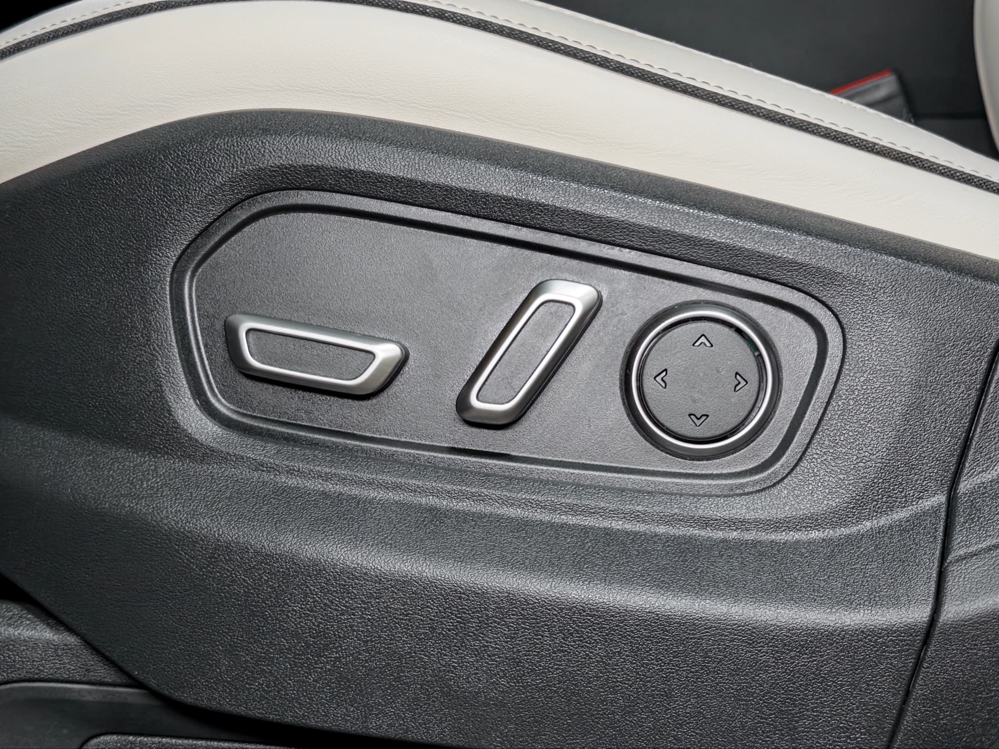 2025 Rivian R1S view 6