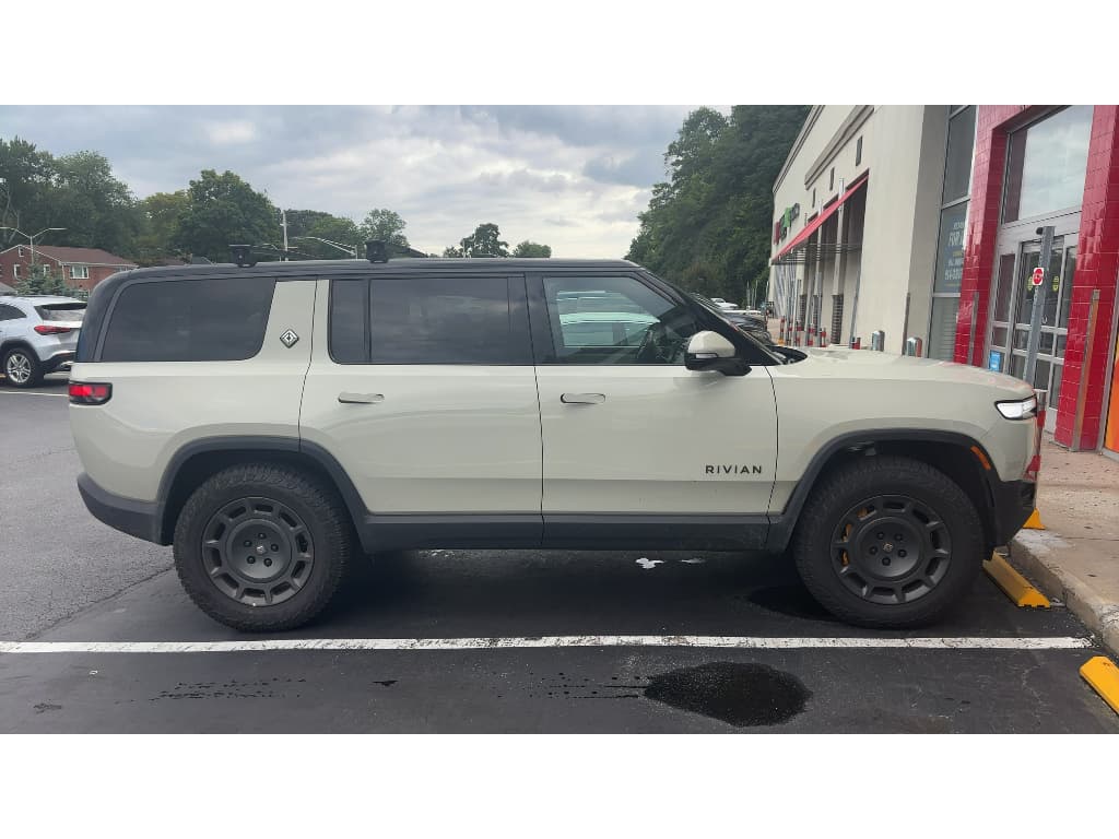 2025 Rivian R1S view 3