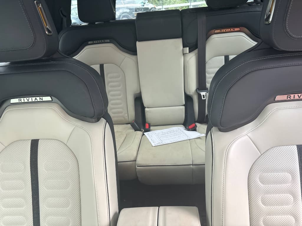 2025 Rivian R1S view 5