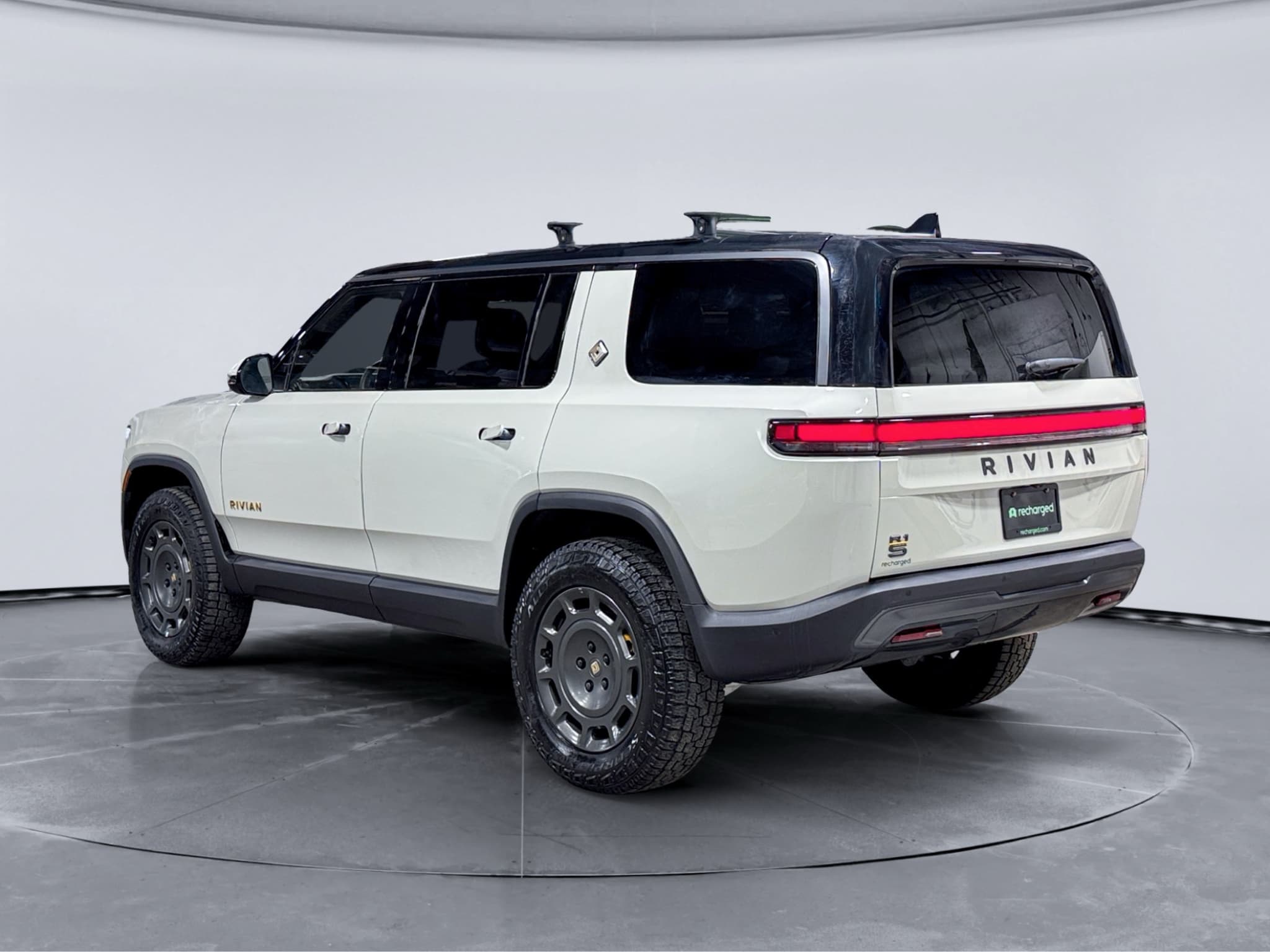 2025 Rivian R1S view 2