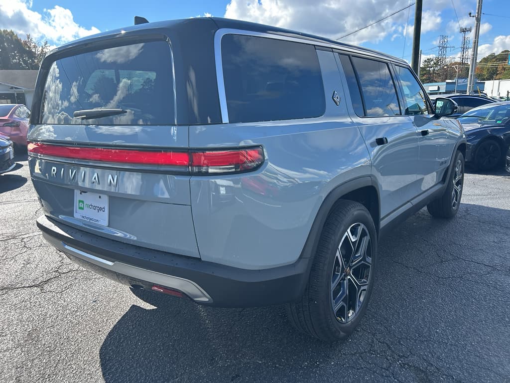 2026 Rivian R1S view 3