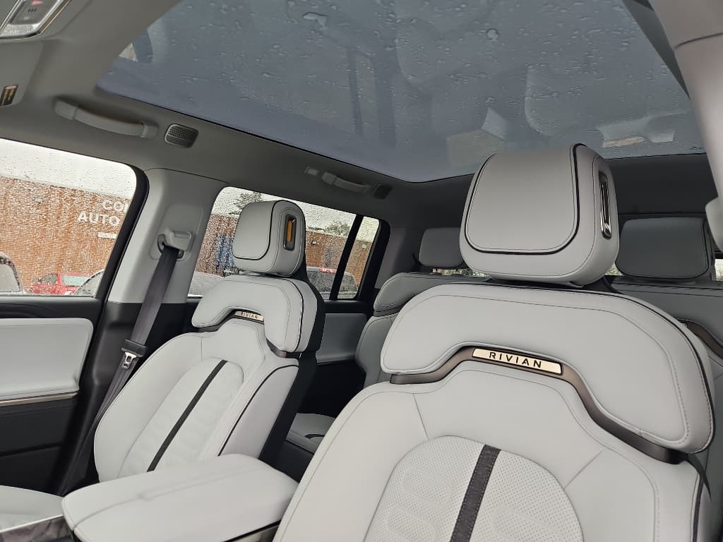 2026 Rivian R1S view 21