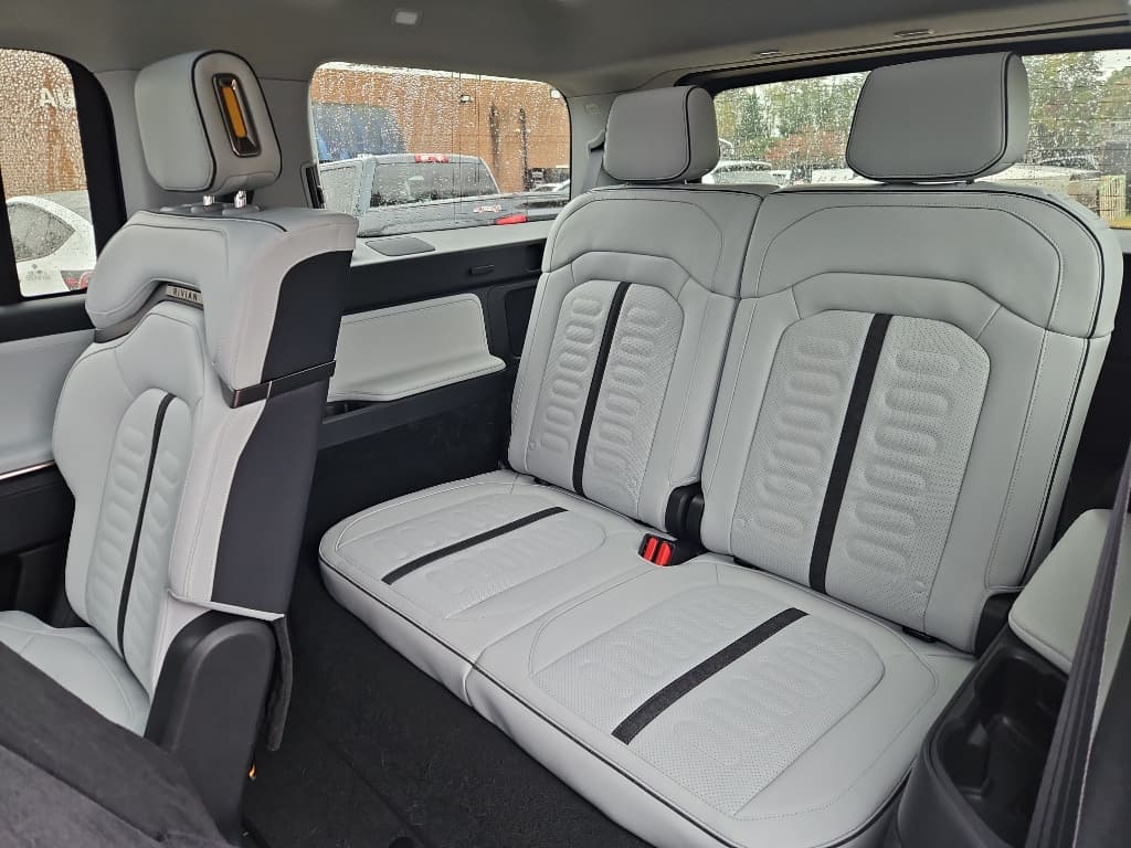 2026 Rivian R1S view 19