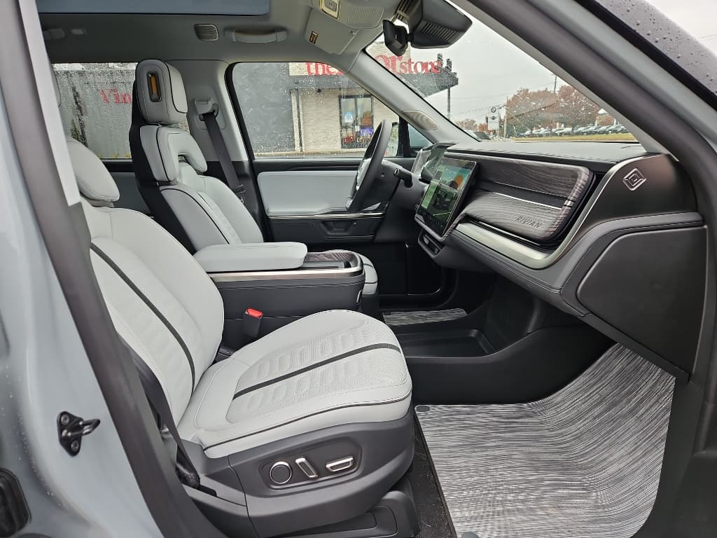 2026 Rivian R1S view 23