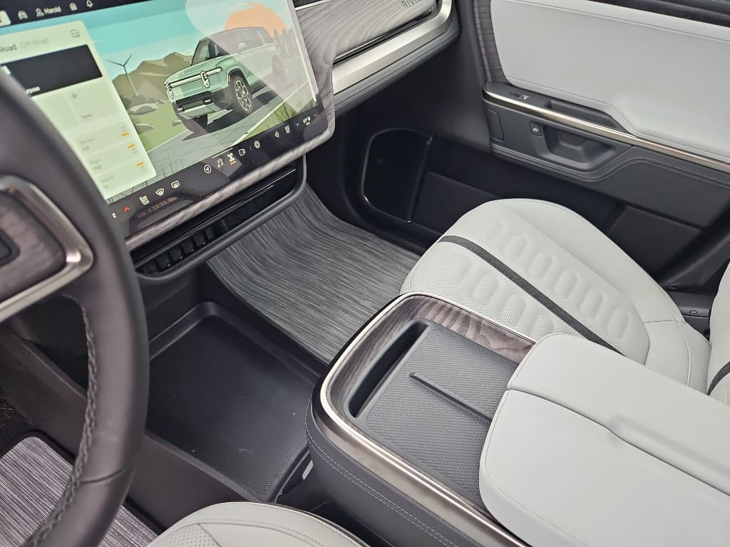 2026 Rivian R1S view 16