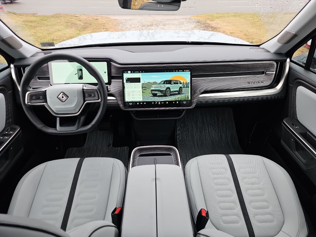 2026 Rivian R1S view 15