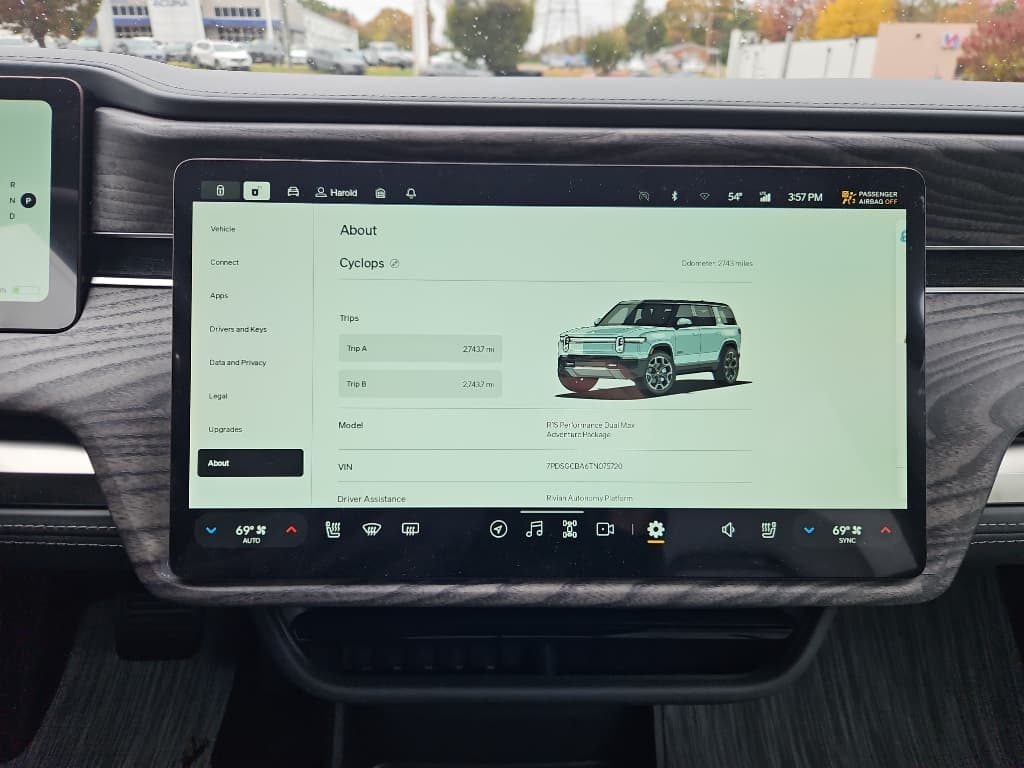 2026 Rivian R1S view 10