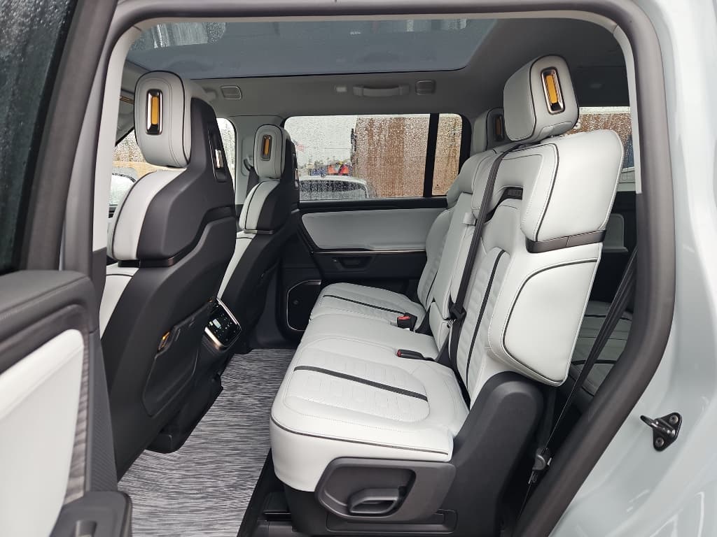 2026 Rivian R1S view 18