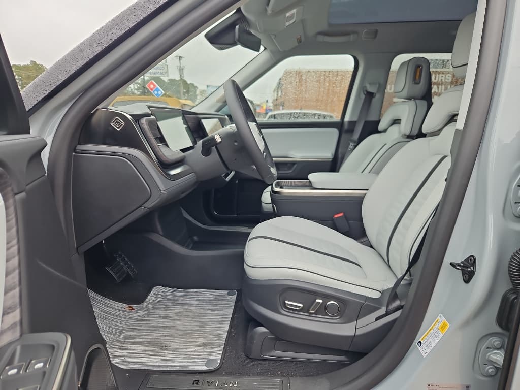 2026 Rivian R1S view 6