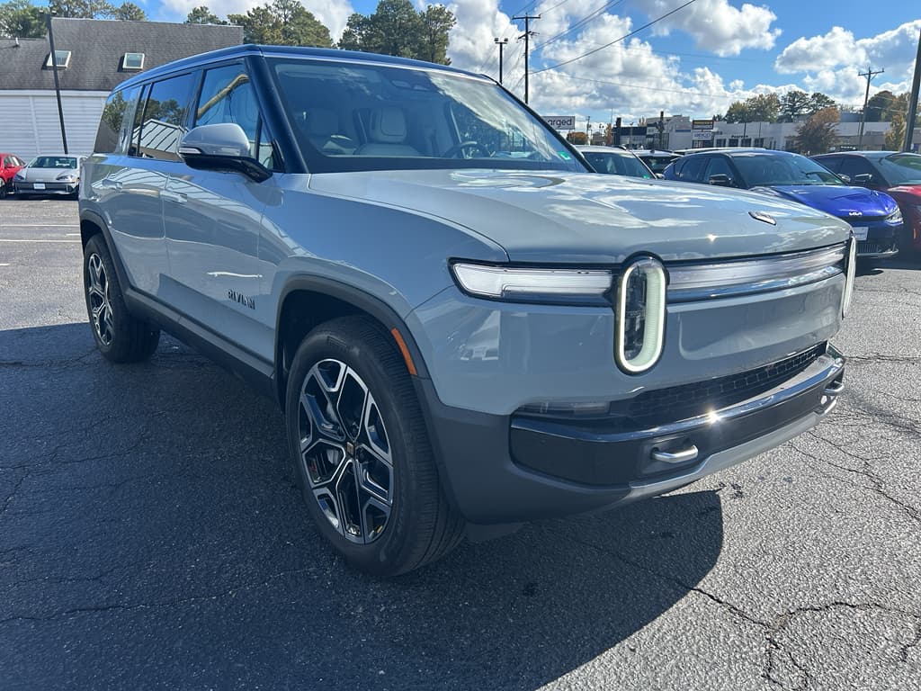 2026 Rivian R1S view 4
