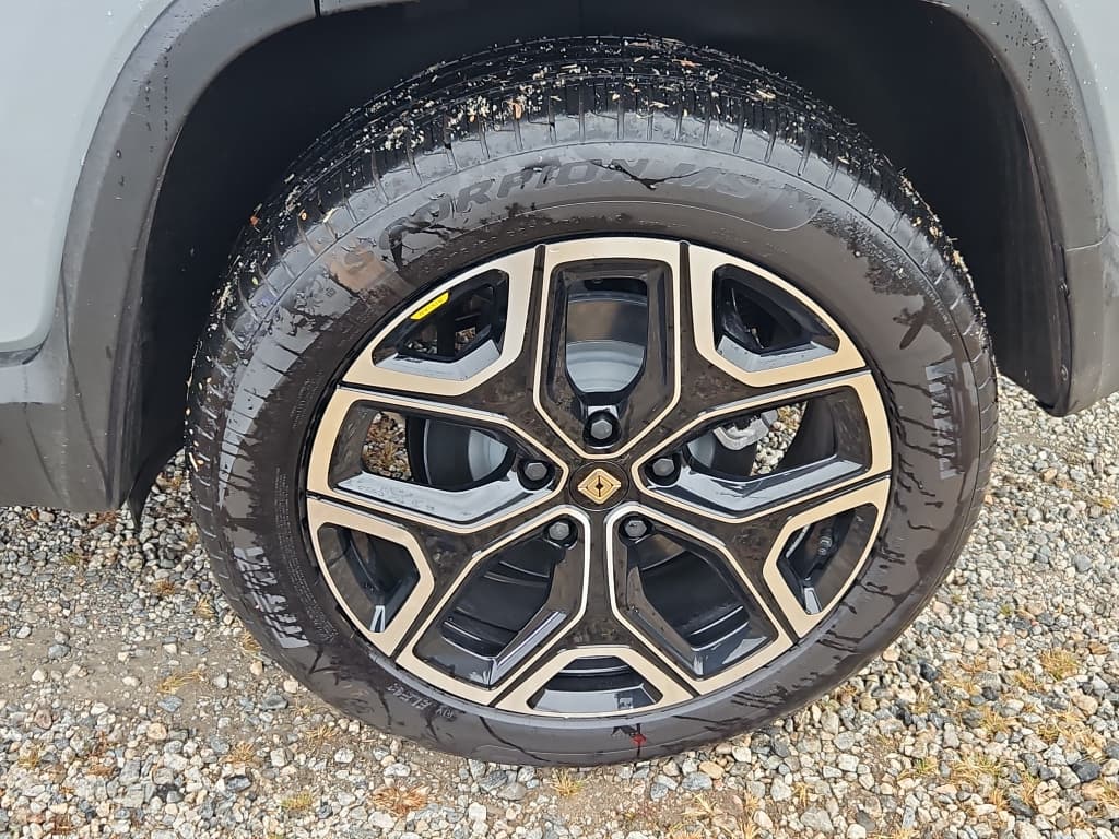 2026 Rivian R1S view 29