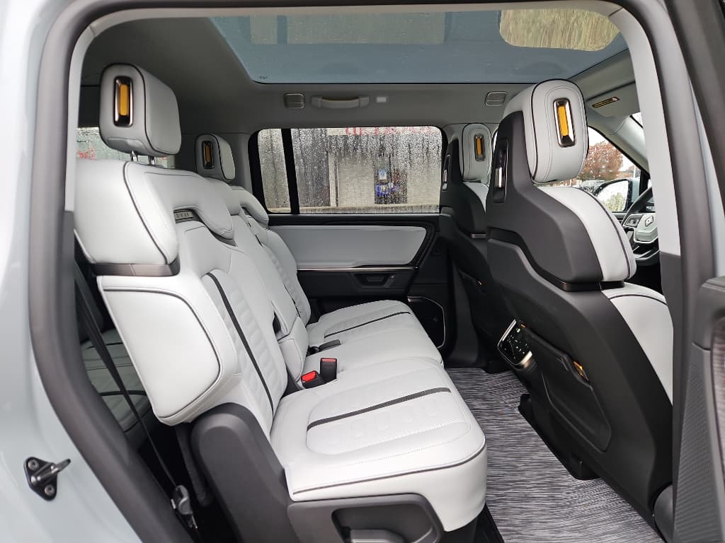 2026 Rivian R1S view 22